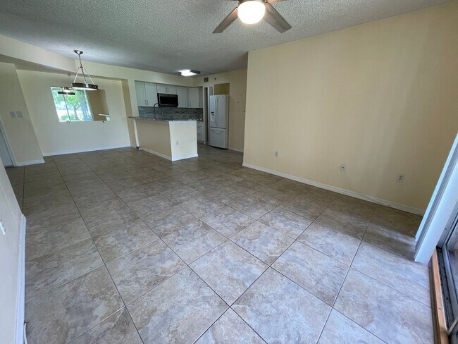 Building Photo - ANNUAL RENTAL - 2 BED / 2 BATH IN THE ENCL...