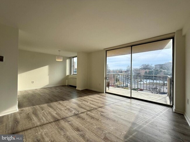 Foto del edificio - 5565 Columbia Pike