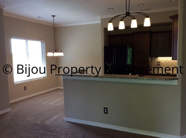 Foto del edificio - 304 Bear Creek Rd