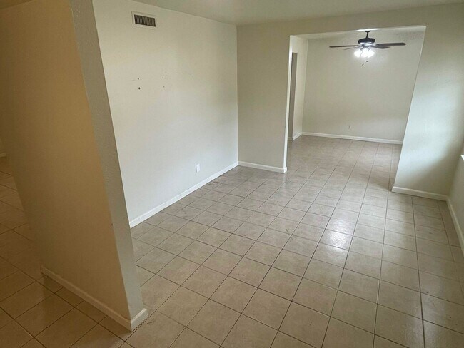 Building Photo - Beautiful 3 Bedroom 2 Bathroom in Plano!