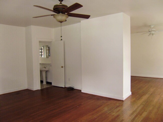 Photo - 5623 Woodmont St Apartment