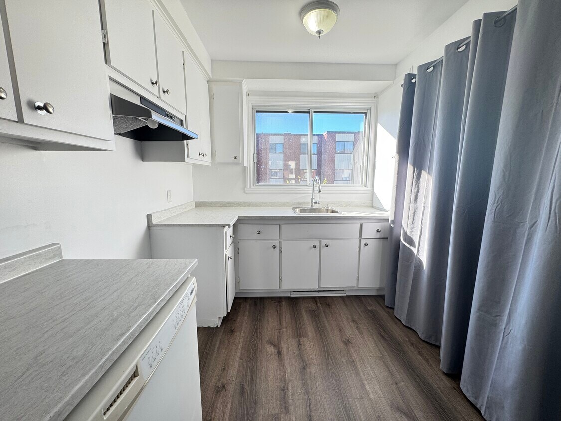 Primary Photo - 5330 Pl Pontiac