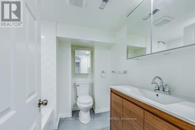 Building Photo - 7 Givins St
