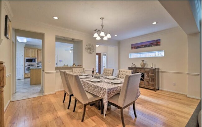 Building Photo - 1006 Rochow St