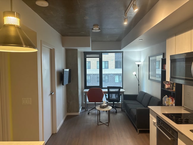 Building Photo - 105 Champagne Ave S
