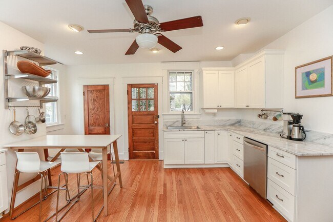 Foto del edificio - STUNNING Single Family Home in Colonial Pl...