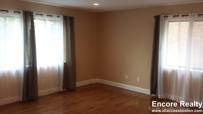 Foto del edificio - 276 Chestnut Hill Ave