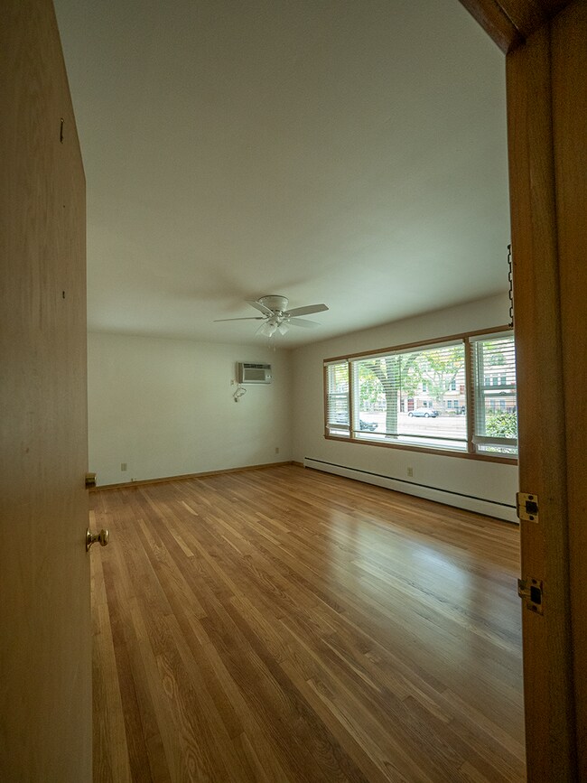 Sala de estar - 513 N Midvale Blvd