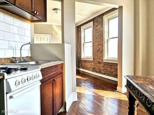 Building Photo - Studio, 1 bath Apartment - 1515 W Howard St