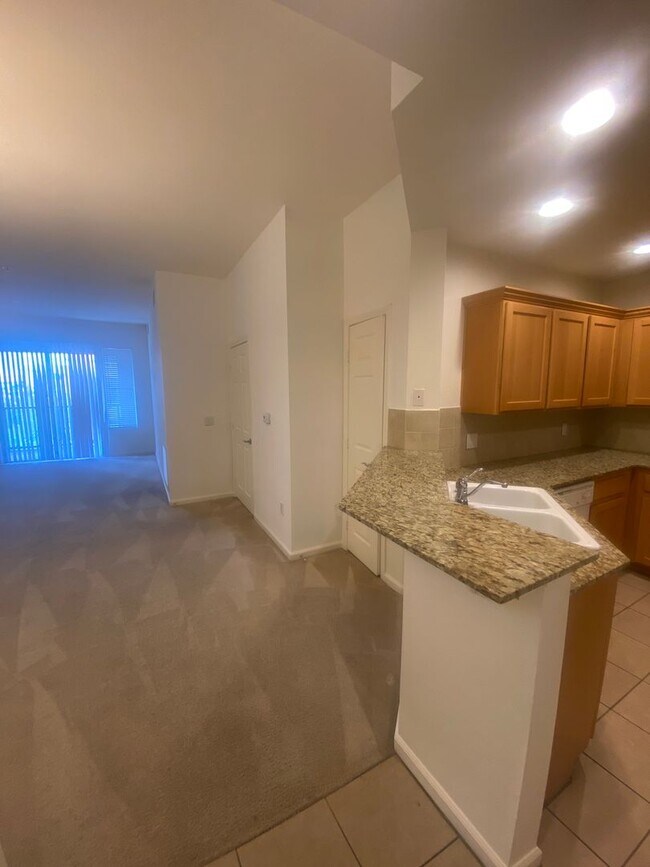 Foto del edificio - Stunning Top Floor View Condo at Park Avenue!