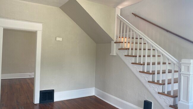 Building Photo - 816 Staunton Ave NW