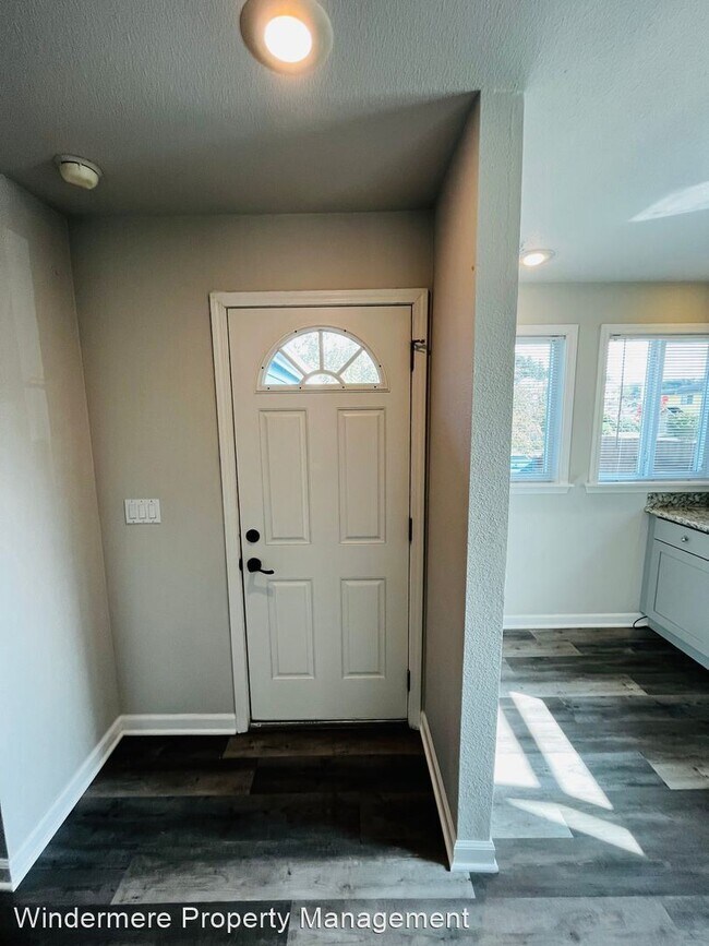 Foto del edificio - 3 br, 1.5 bath House - 19573 2nd Avenue NE