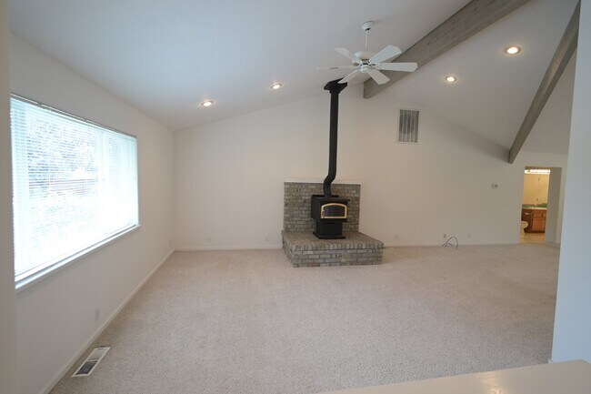 Building Photo - 3 bed 2.5 bath home in a private country s...