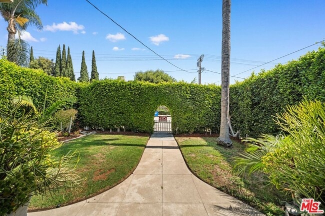 Foto del edificio - 2005 Beachwood Dr