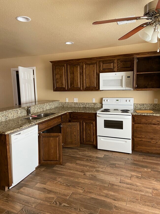 Building Photo - 802 Grant Ave