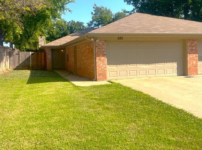 Foto principal - Duplex 2/2 with 2 car garage pre-leasing i...