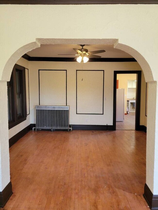 Foto del edificio - Newly Renovated 3-Bedroom Upper Flat Near ...