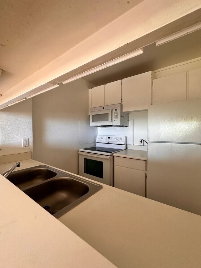 Building Photo - 2-bedroom and 1-bathroom - Located in Kapo...