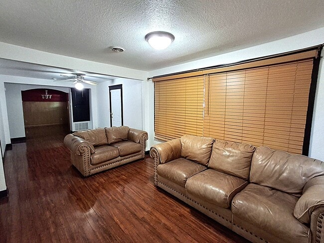 Building Photo - ALL PROSPECTIVE TENANTS MUST SUBMIT A $58 NON-REFUNDABLE APPLICATION FEE PER APPLICANT ONLINE AND...