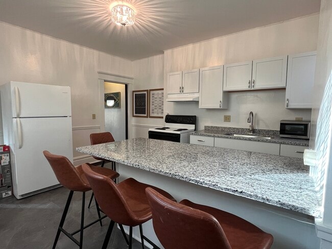 Building Photo - 726 Kerr St