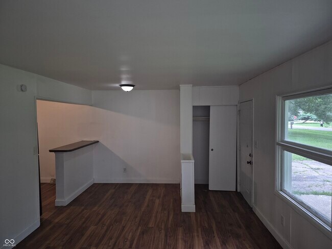 Foto del edificio - 2725 Kristen Dr W