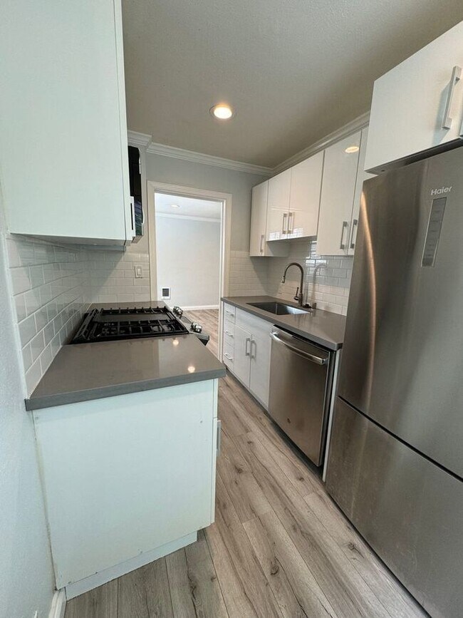Building Photo - 1 Month Free! Remodeled & Sunny Studio wit...
