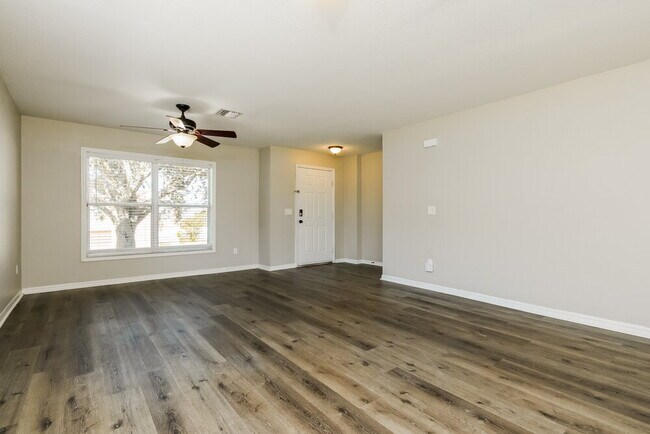 Building Photo - 1915 Crestridge Dr