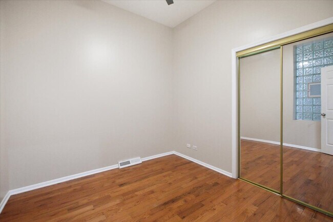 Foto del edificio - 1609 N Wood St