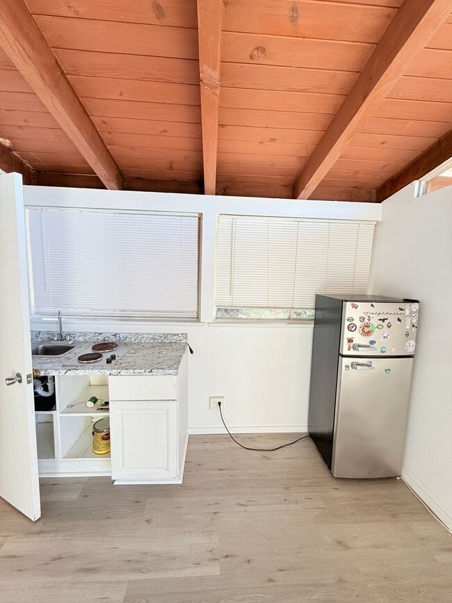 Building Photo - 401 N Lupine St