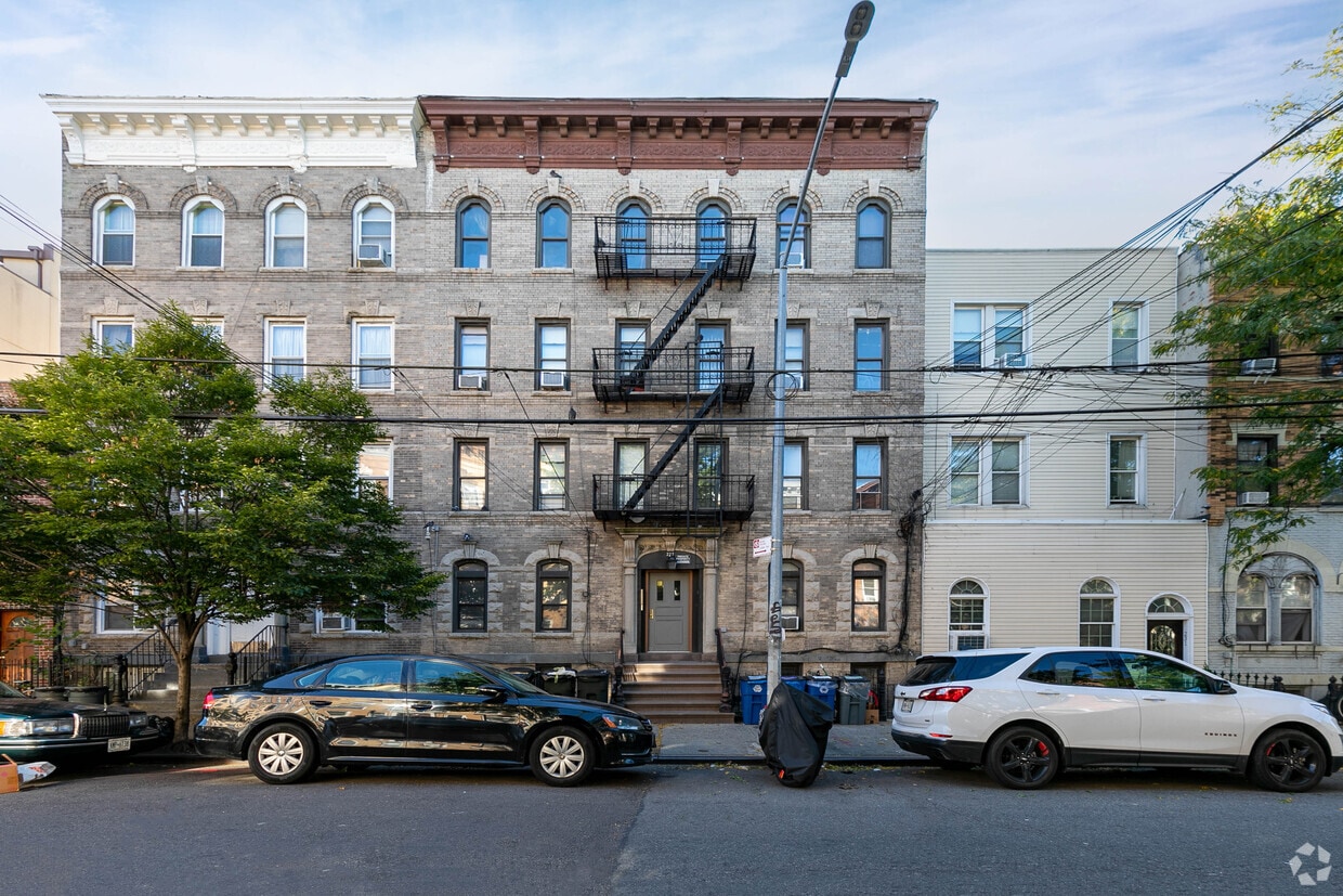 Primary Photo - Greenpoint Building