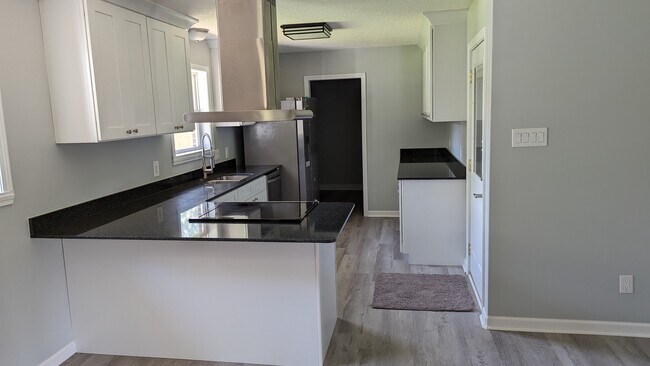 Building Photo - 206 Mockingbird St