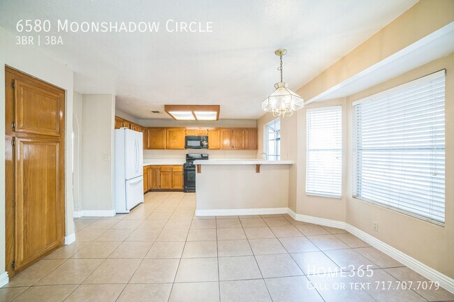 Foto del edificio - Spacious Comfort: Your Ideal Family Home A...