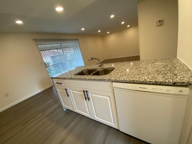 Building Photo - NEWLY RENOVATED 2 BED 2 BATH CONDO NEAR UC...