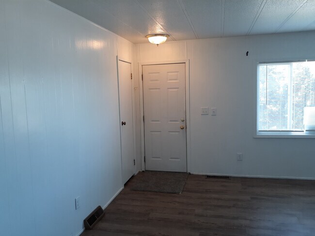 Building Photo - Neligh Triplex