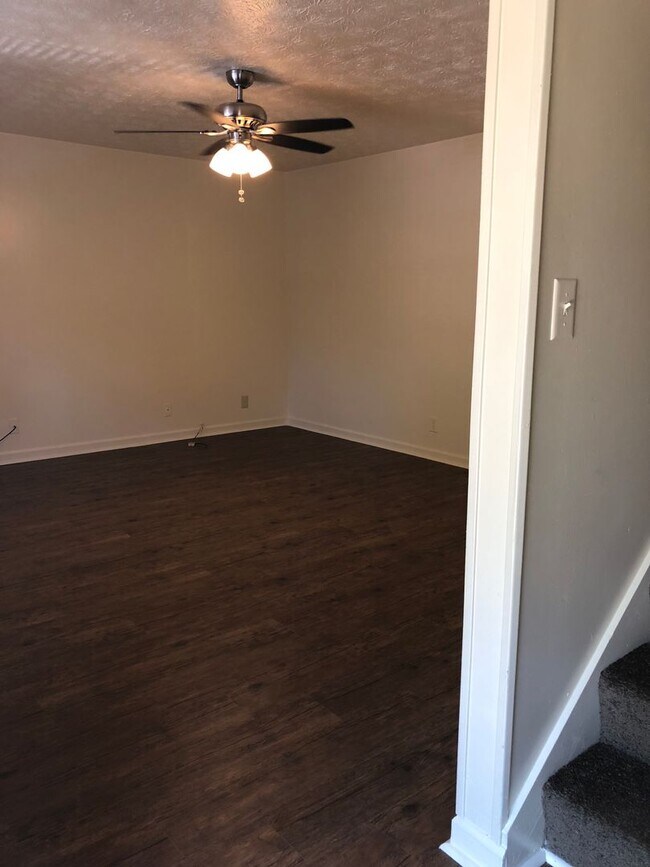 Building Photo - 2 Bedroom 1.5 Bath Townhouse