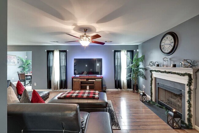 Building Photo - Three Bedroom Two and a Half Bath