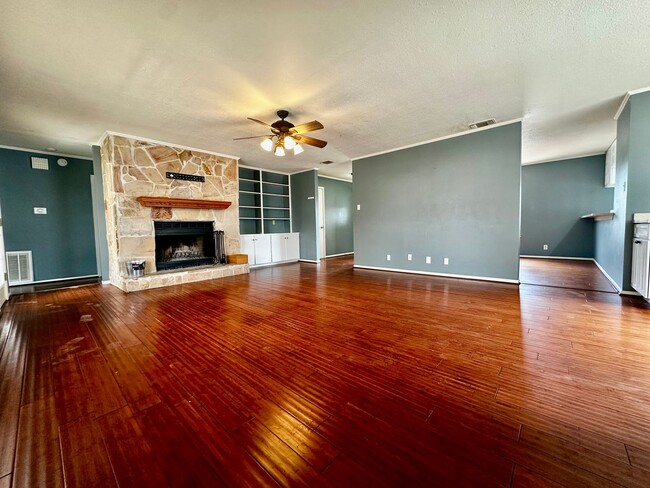 Foto del edificio - Spacious 3/2 With Office