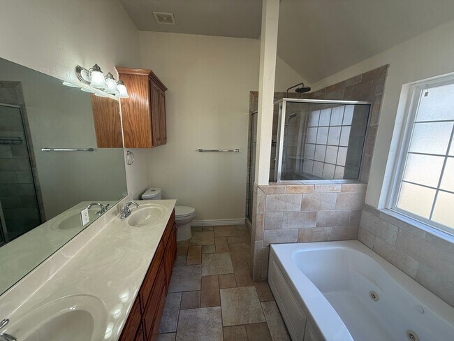 Foto del edificio - 3 bed, 2 living area, 2.5 baths with storm shelter gazebo!  This home has everything you need, ca...