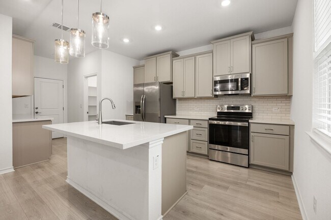 Foto del edificio - Spacious 4 Bed / 3 Bath in Liberty Hill – Quartz Kitchen, Hot Tub + Flexible W/D Option