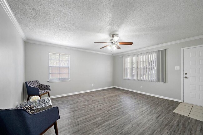 Building Photo - 2900 Briarhurst Dr