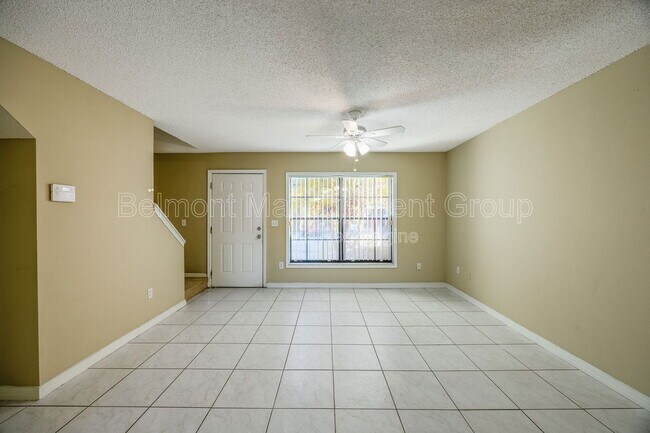 Foto del edificio - 7431 Glen Oaks Way