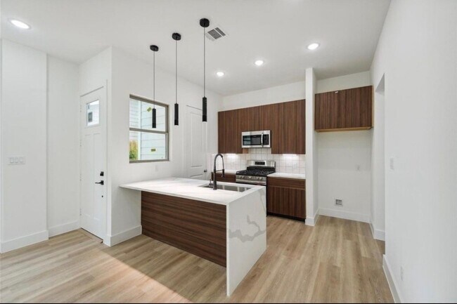 Foto del edificio - 7418 Maxroy St