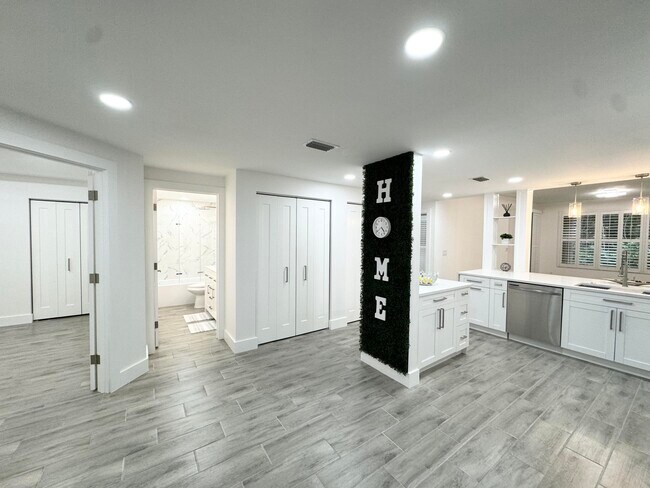 Building Photo - 5230 SE Seascape Way