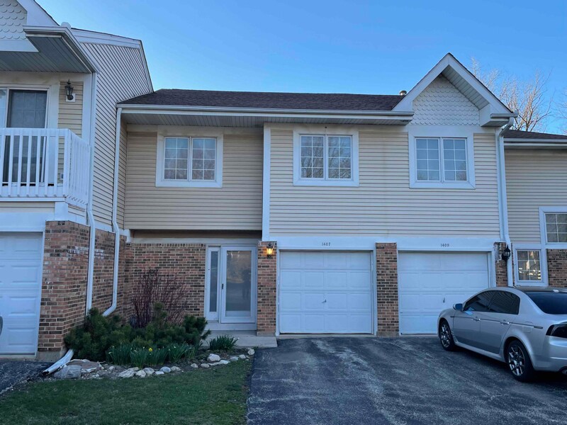 1407 Oak Leaf Ln, Woodstock, IL 60098 Townhome Rentals in Woodstock