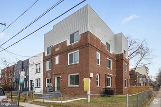 Building Photo - 1642 16th St SE