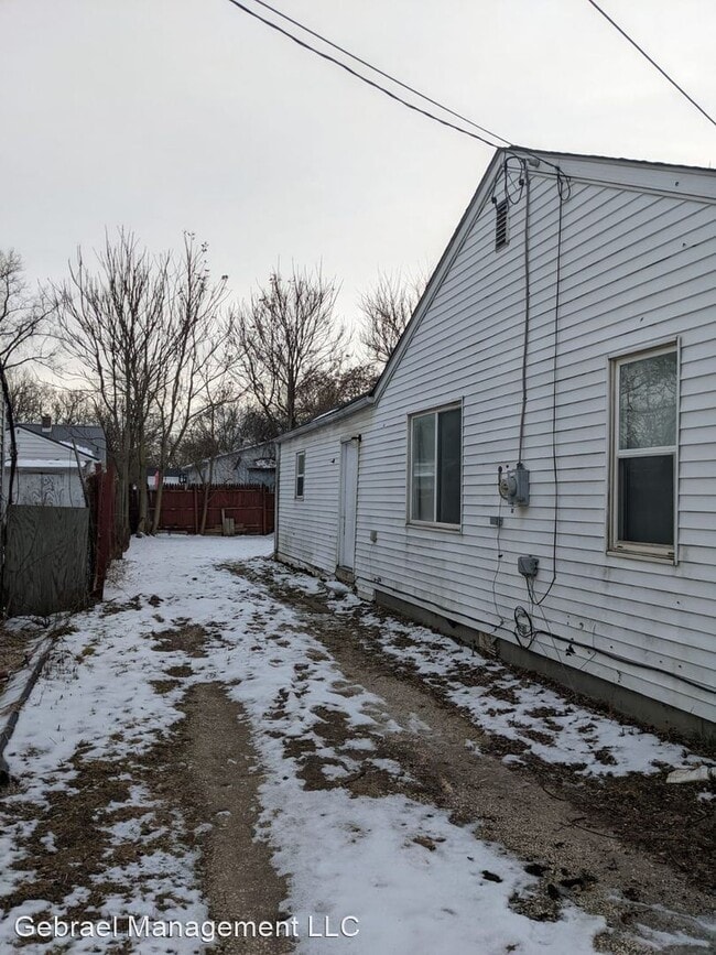 Building Photo - 2196 E Bergin Ave
