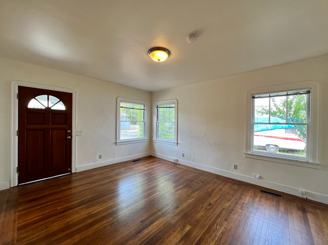Building Photo - Charming one bedroom house near downtown Napa