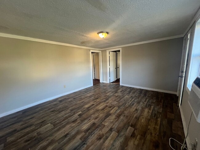 Building Photo - 2 Bedroom 1 Bathroom Home off Fosters Ferry