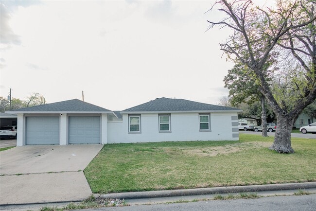 Building Photo - 2202 4th St