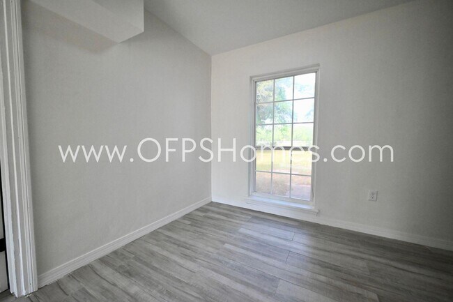 Building Photo - 131 Adkinson Dr